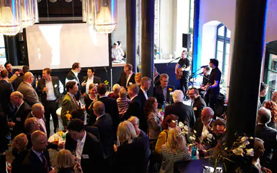 Band und Besucher bei Aftershow Zusammenkunft