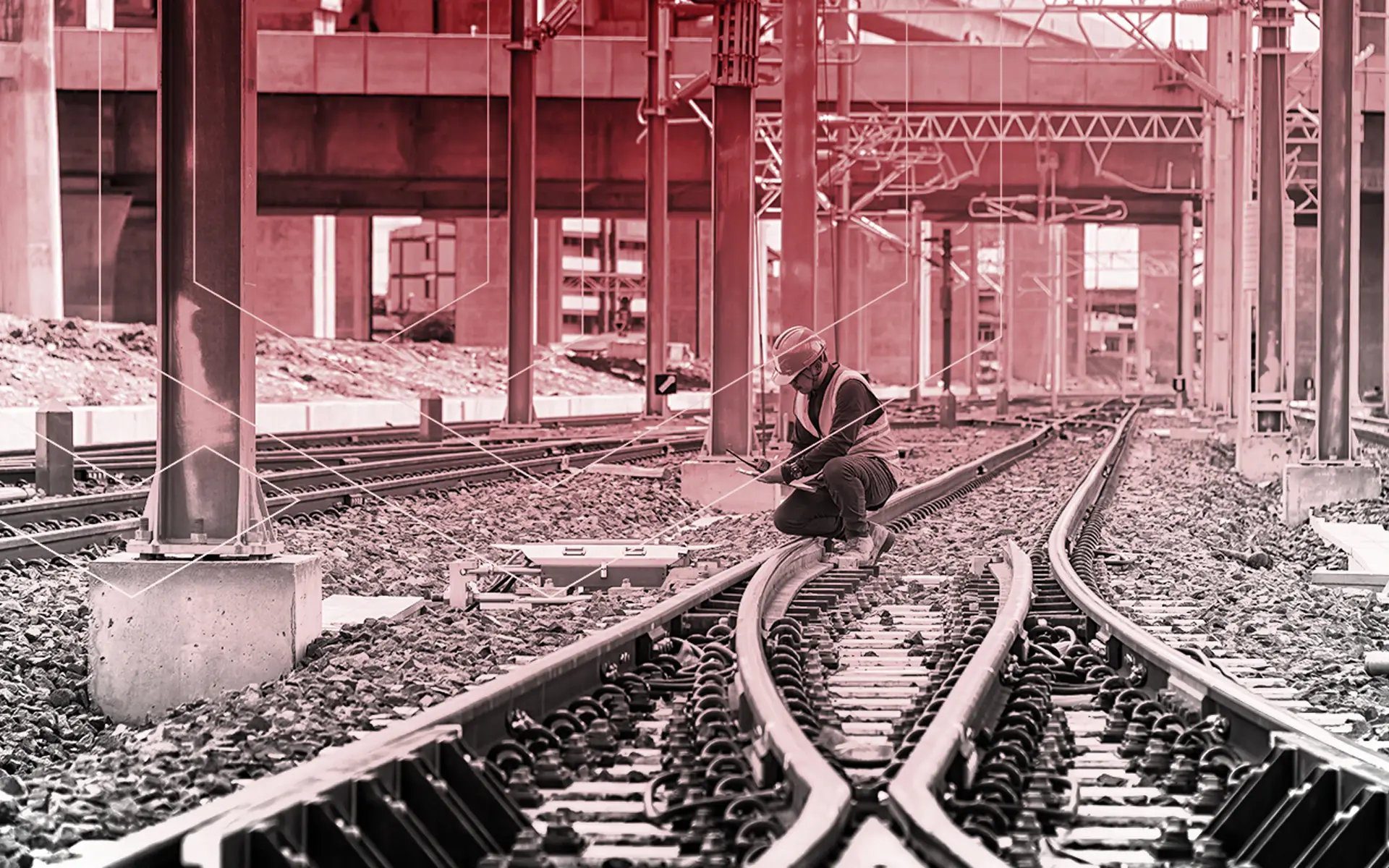 Gleisbauarbeiter mit Warnkleidung an einer Weiche auf einer Bahnbaustelle