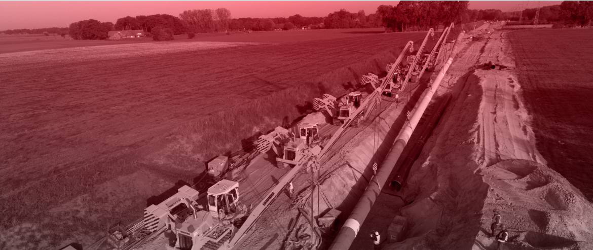 Krane, welche beim Bau der neuen Pipeline mit dem neuen Namen “Gasanbindung Zukunftsleitung Wilhelmshaven-Leer (GWL)” die Pipeline platzieren