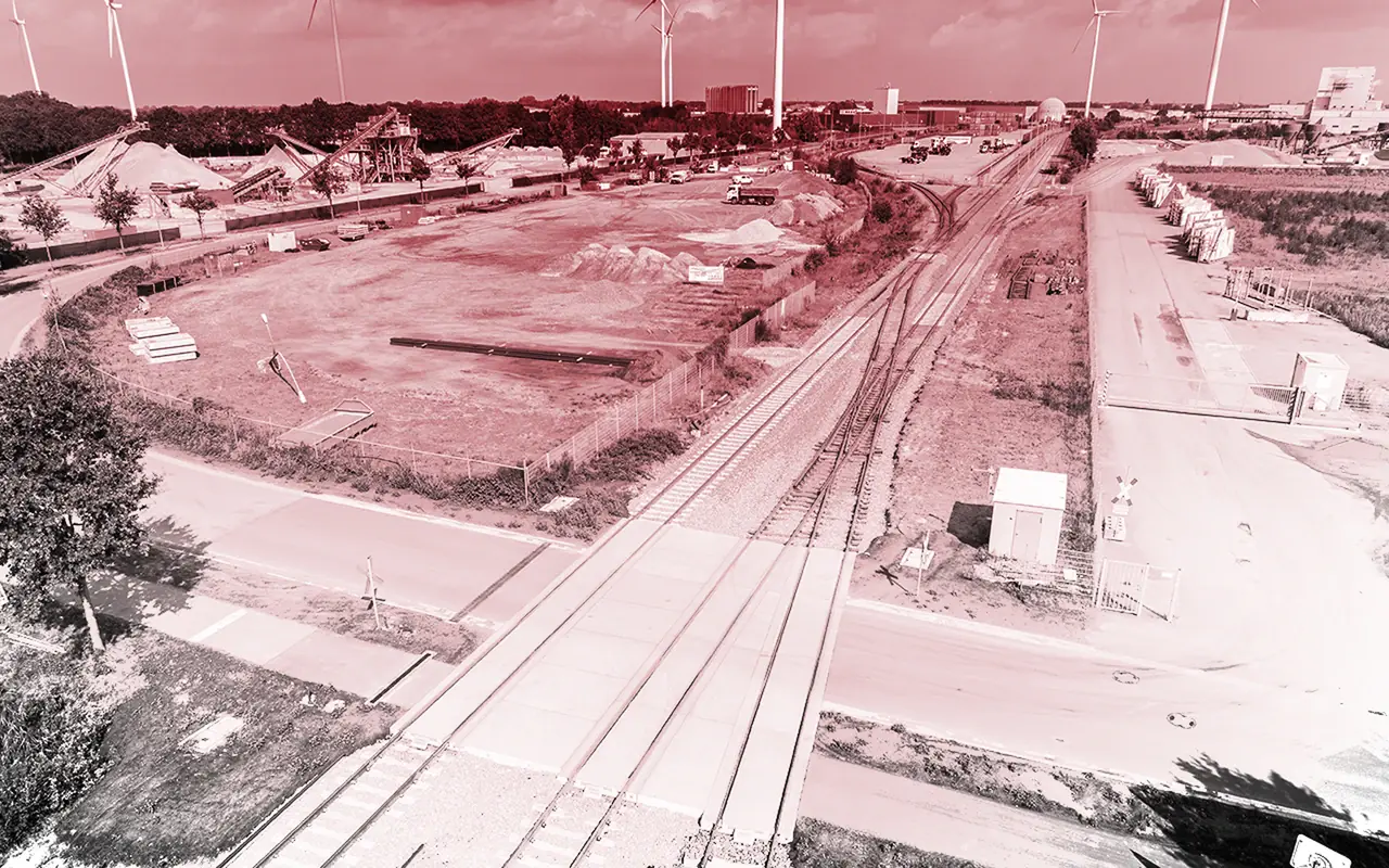 Erneuerter Bahnübergang mit neuen Gleisen am Haltepunkt Emlichheim